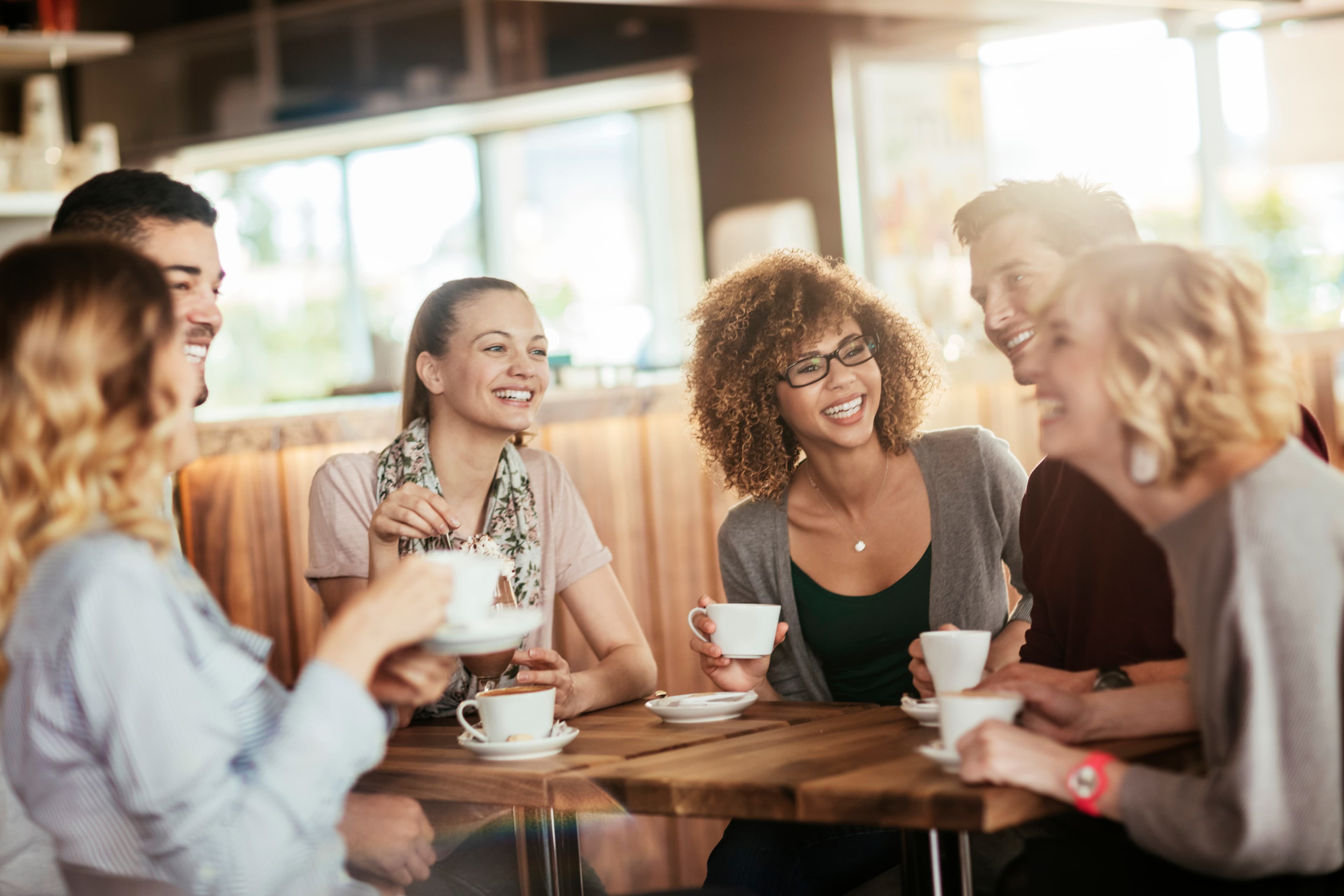Avocats échangeant autour d'un café